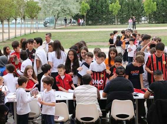 Eskişehirspor futbolcuları öğrencilerle buluştu