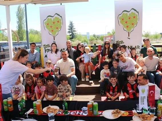 Eskişehirspor futbolcuları öğrencilerle buluştu