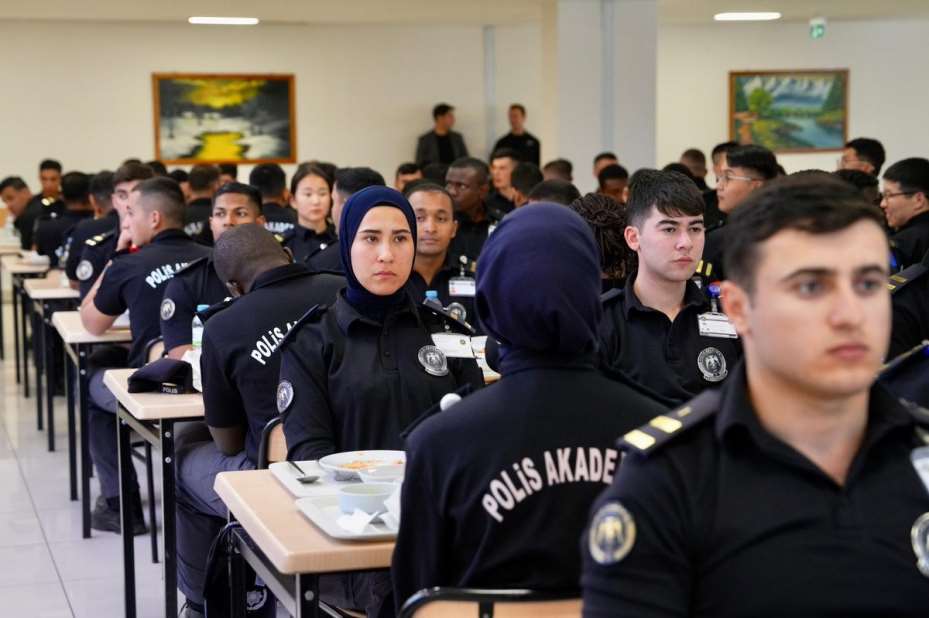 Bakan Yerlikaya, Polis Akademisinde öğrencilerle bir araya geldi