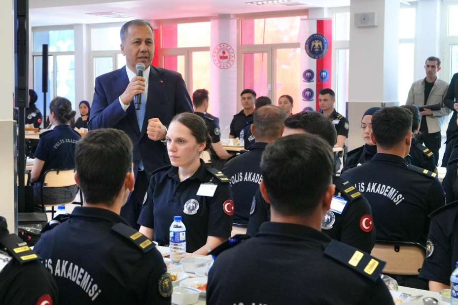 Bakan Yerlikaya, Polis Akademisinde öğrencilerle bir araya geldi