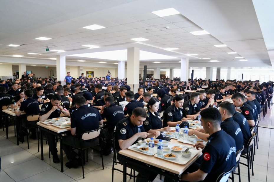 Bakan Yerlikaya, Polis Akademisinde öğrencilerle bir araya geldi