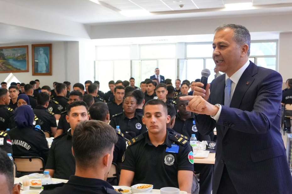 Bakan Yerlikaya, Polis Akademisinde öğrencilerle bir araya geldi
