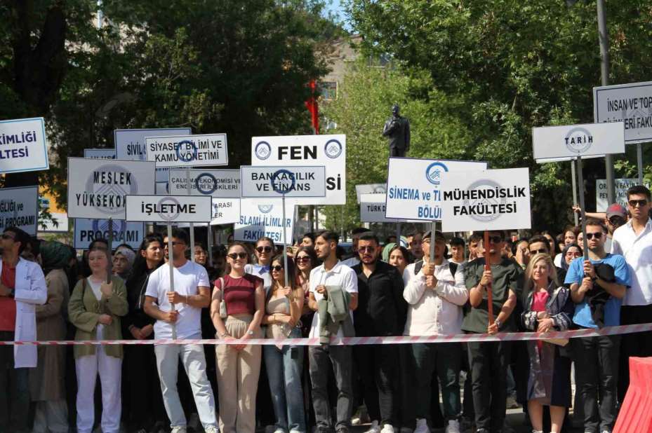 ÇAKÜFEST 2025 Bilim, Kültür ve Sanat Festivali kortej yürüyüşü yoğun ilgi gördü