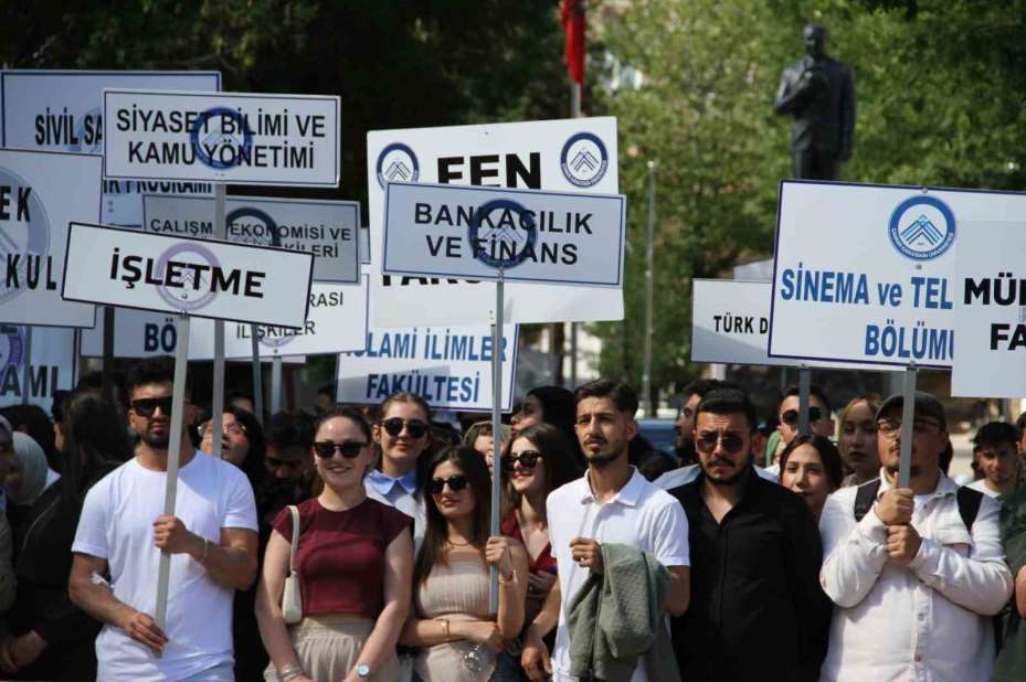 ÇAKÜFEST 2025 Bilim, Kültür ve Sanat Festivali kortej yürüyüşü yoğun ilgi gördü
