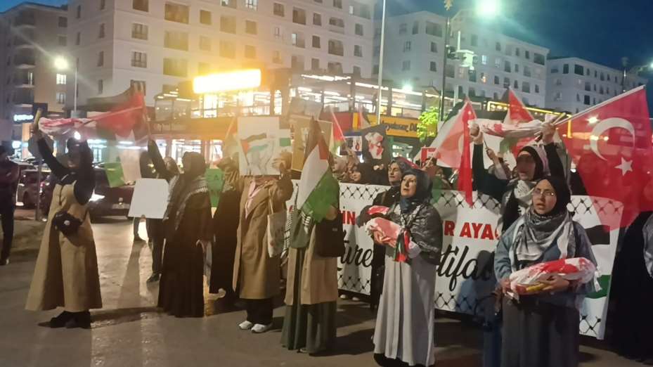 Cumhuriyet Üniversitesi öğrencileri kanlı bebek maketleriyle İsrail’i protesto etti