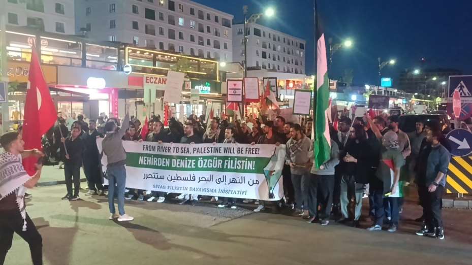 Cumhuriyet Üniversitesi öğrencileri kanlı bebek maketleriyle İsrail’i protesto etti