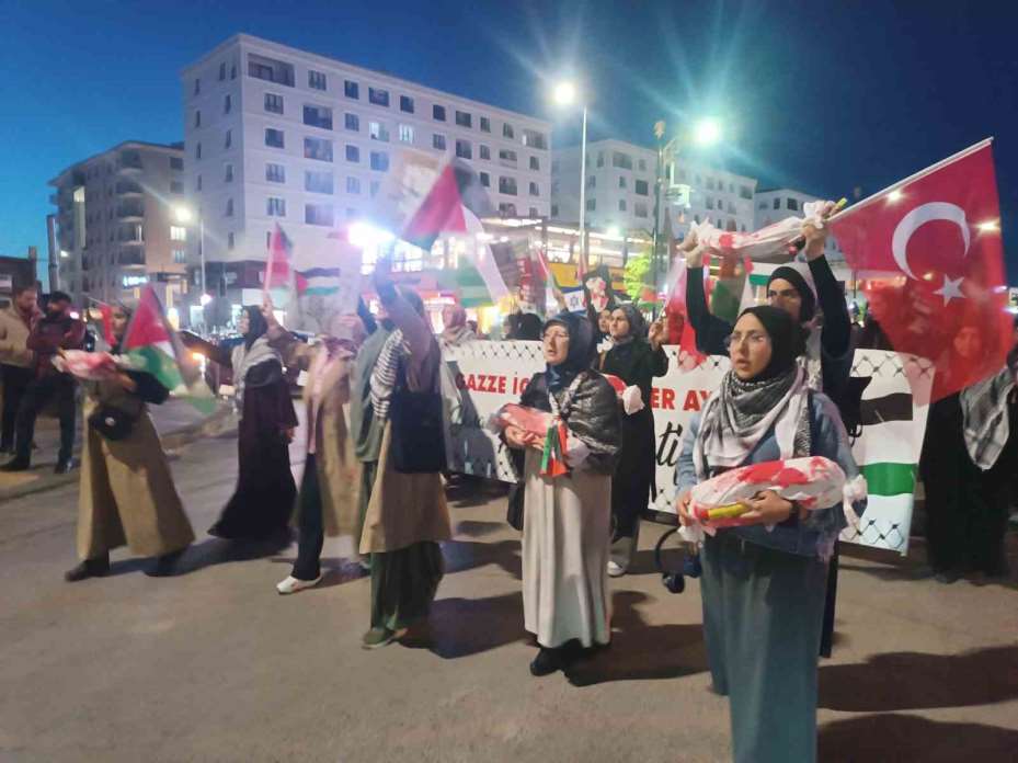 Cumhuriyet Üniversitesi öğrencileri kanlı bebek maketleriyle İsrail’i protesto etti