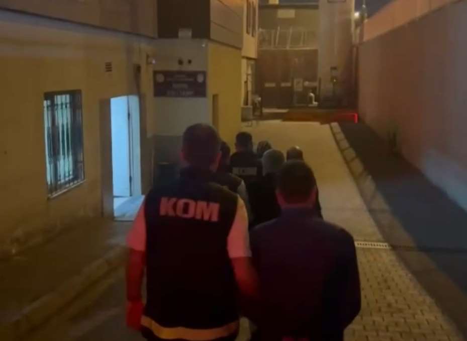 Hac ve umreye gitmek isteyen vatandaşları dolandıran 5 kişi yakalandı