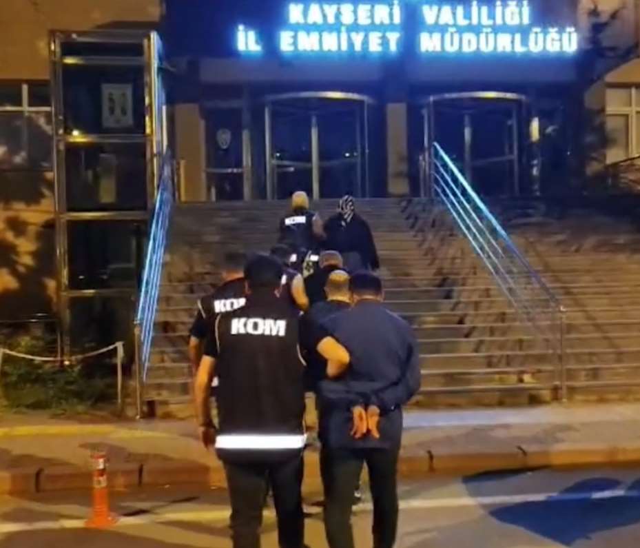 Hac ve umreye gitmek isteyen vatandaşları dolandıran 5 kişi yakalandı