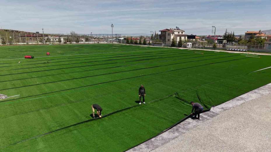 Başakpınar Spor Merkezi’nin çimleri ve yedek kulübeleri yenileniyor