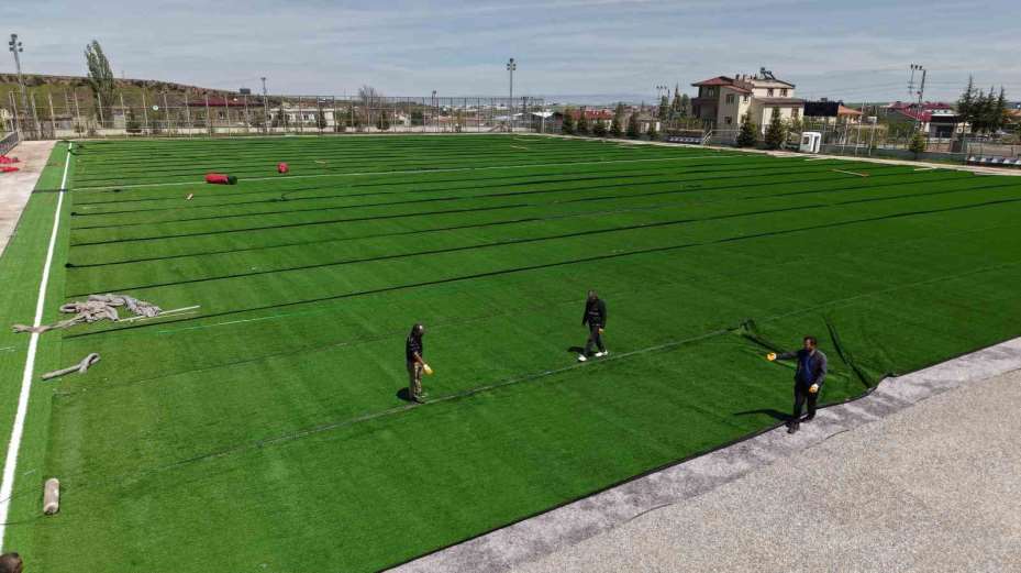 Başakpınar Spor Merkezi’nin çimleri ve yedek kulübeleri yenileniyor