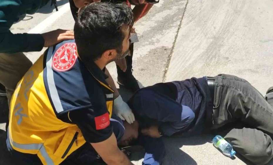 Seyir halindeki aracın önüne atladı, hastanelik oldu