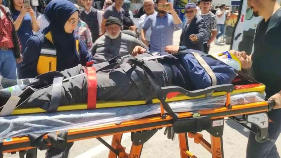 Seyir halindeki aracın önüne atladı, hastanelik oldu