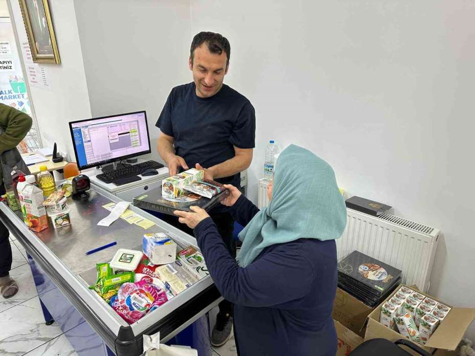 Halk Market’ten bayram öncesi ihtiyaç sahiplerine bayram çikolatası, kolonya ve Türk kahvesi ikramı