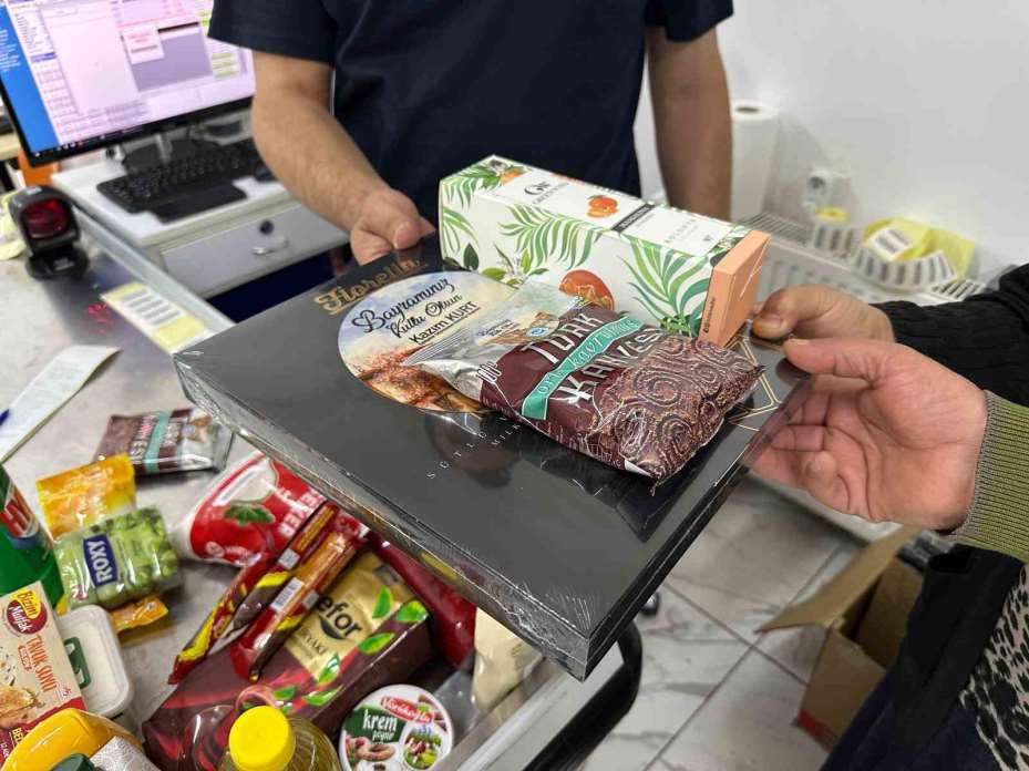 Halk Market’ten bayram öncesi ihtiyaç sahiplerine bayram çikolatası, kolonya ve Türk kahvesi ikramı