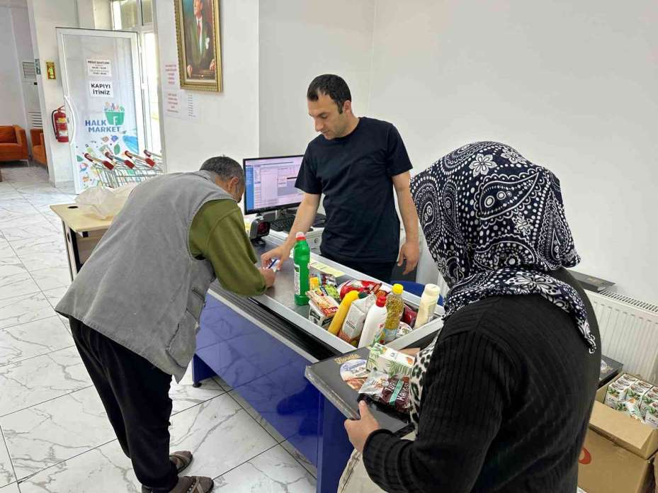 Halk Market’ten bayram öncesi ihtiyaç sahiplerine bayram çikolatası, kolonya ve Türk kahvesi ikramı