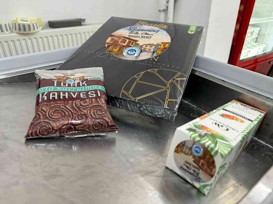 Halk Market’ten bayram öncesi ihtiyaç sahiplerine bayram çikolatası, kolonya ve Türk kahvesi ikramı