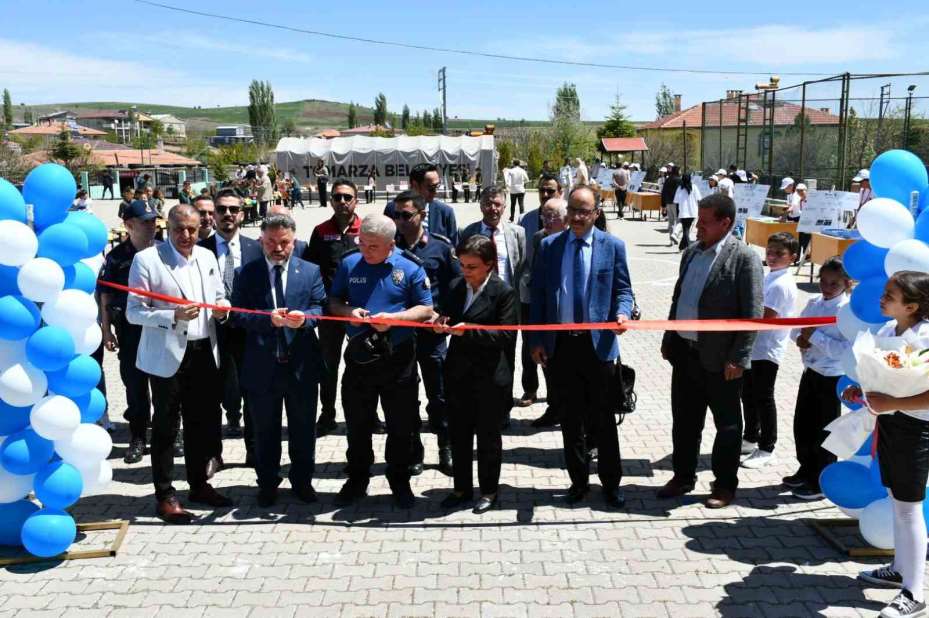 Tomarza’da öğrenciler, Bilim Fuarı’nda hünerlerini sergiledi