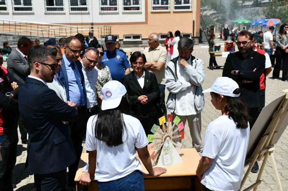 Tomarza’da öğrenciler, Bilim Fuarı’nda hünerlerini sergiledi