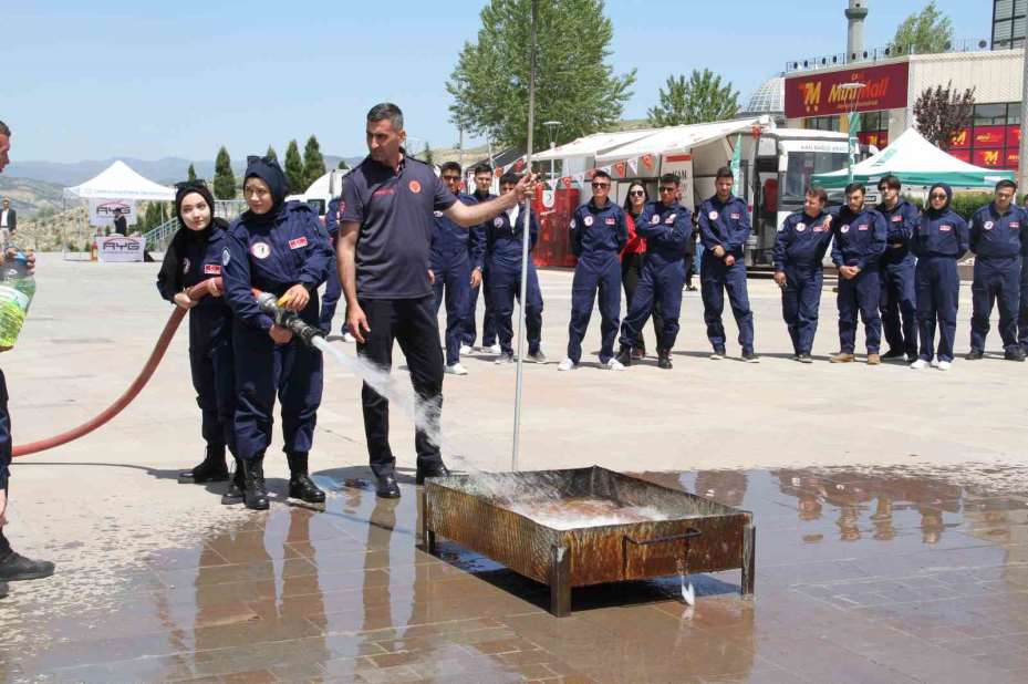 Arama-Kurtarma Tanıtım ve Gençlik Sağlığı Şenliği’ne üniversite öğrencilerinden yoğun ilgi