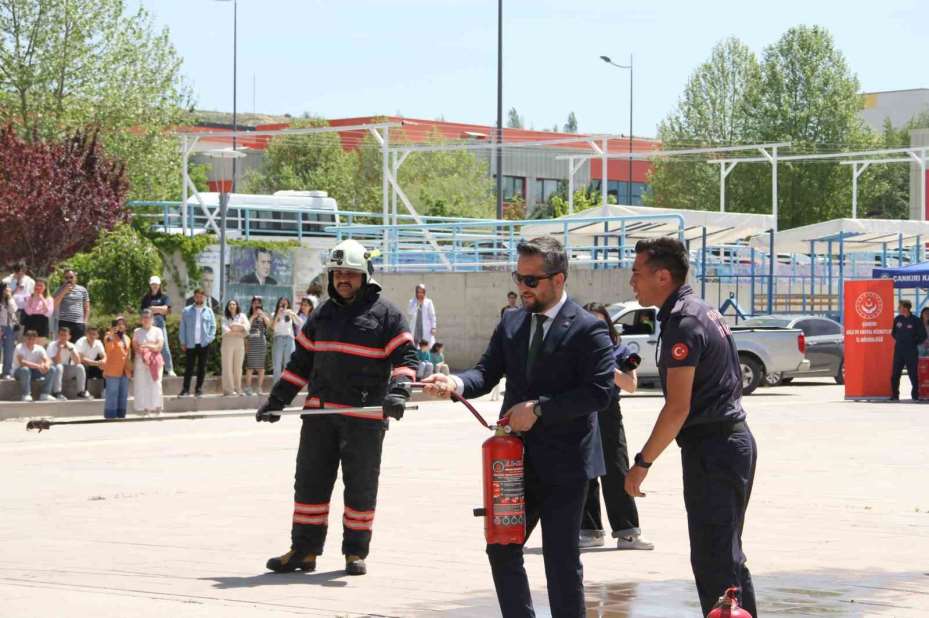 Arama-Kurtarma Tanıtım ve Gençlik Sağlığı Şenliği’ne üniversite öğrencilerinden yoğun ilgi