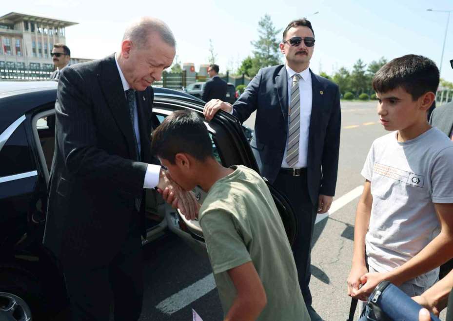 Cumhurbaşkanı Erdoğan, Adıyamanlı çocuklarla 15 Temmuz Şehitler Anıtı’nda buluştu