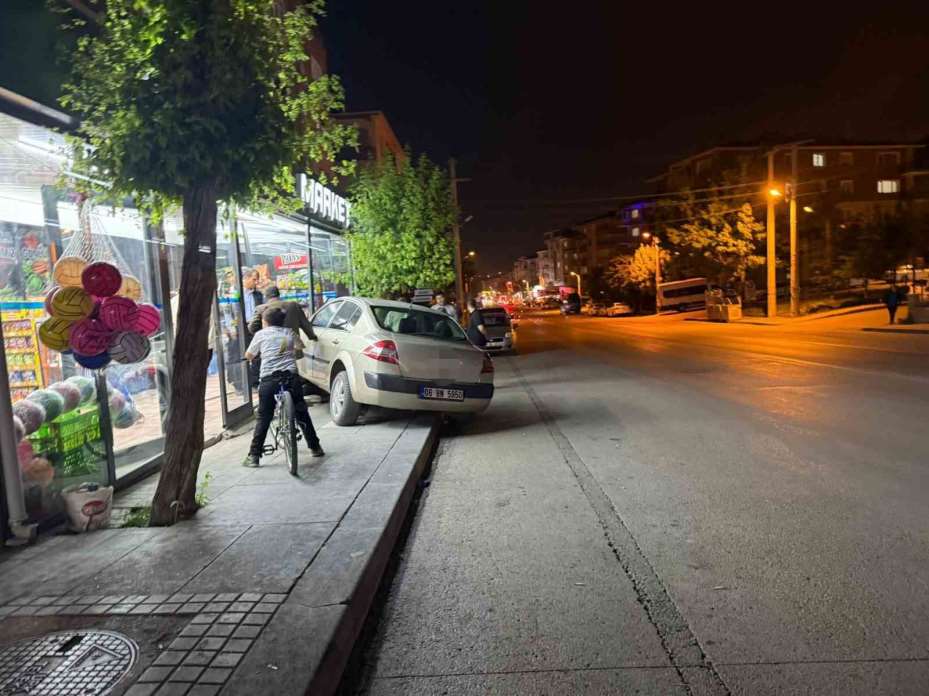 Ankara’da kontrolden çıkan otomobil markete daldı