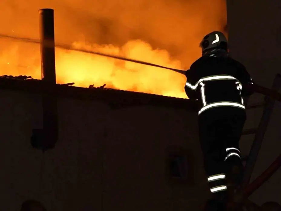 Kırıkkale’de dinlenme tesisinin çatısı alev alev yandı
