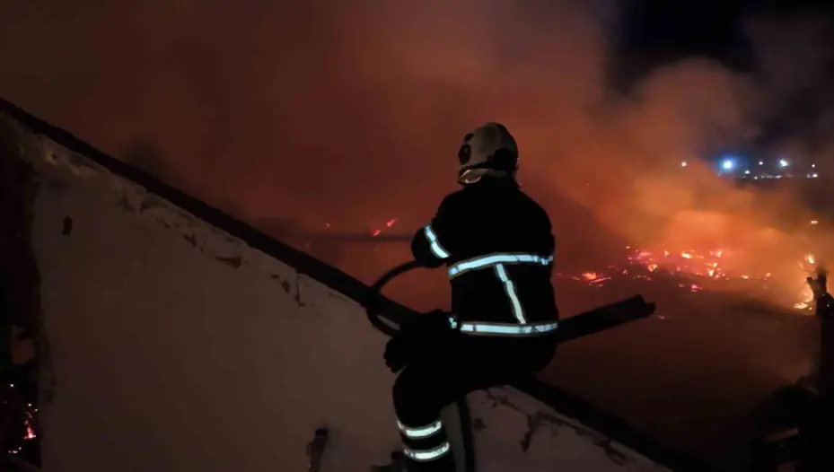 Kırıkkale’de dinlenme tesisinin çatısı alev alev yandı