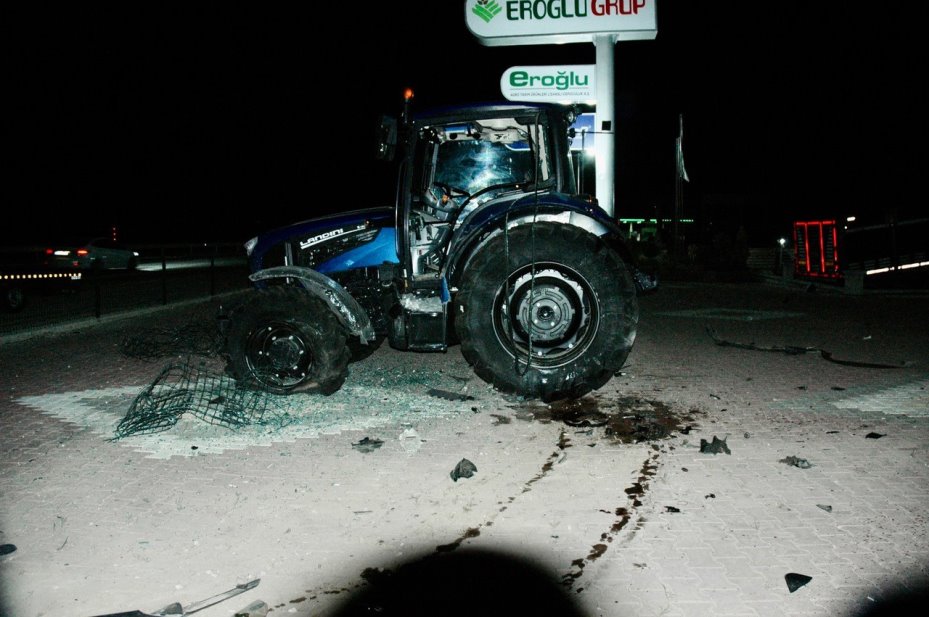 Hafif ticari aracın yoldan çıkıp traktöre çarptığı kaza kamerada: 1 ölü
