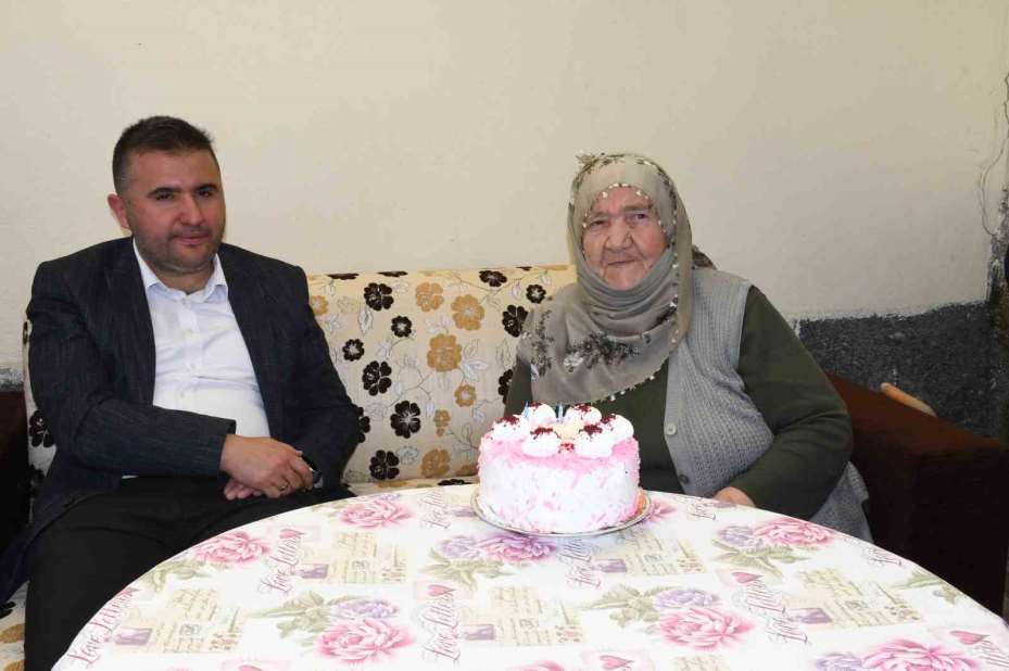 114 yaşındaki Makbule Nine’ye sağlık ekiplerinden doğum günü sürprizi
