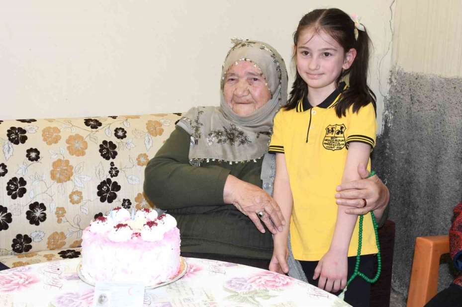 114 yaşındaki Makbule Nine’ye sağlık ekiplerinden doğum günü sürprizi