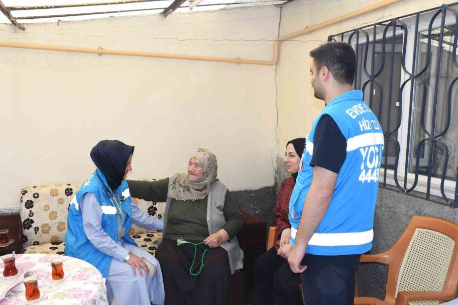 114 yaşındaki Makbule Nine’ye sağlık ekiplerinden doğum günü sürprizi