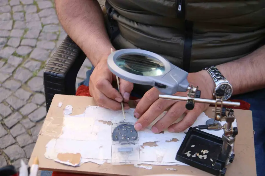 8 asırlık tarihi pirinç tanelerine işliyor