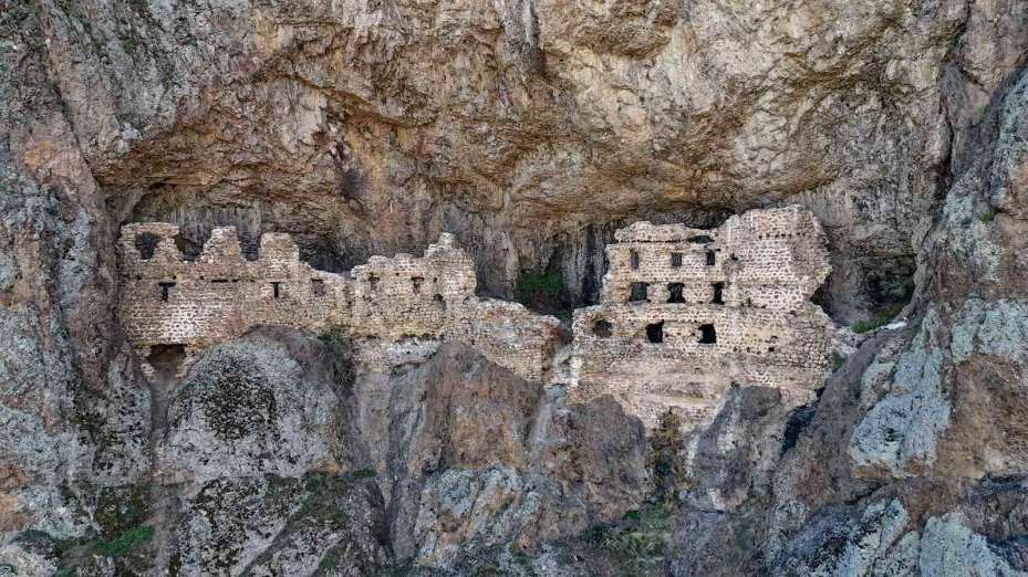 Alicin Manastırı, Sümela Manastırı ile olan benzerliğiyle dikkat çekiyor