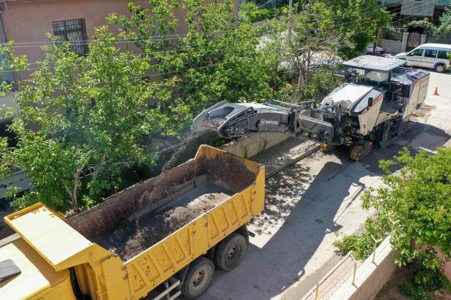 Başkan Kavuş, Meram’ın yoğun asfalt mesaisini denetledi