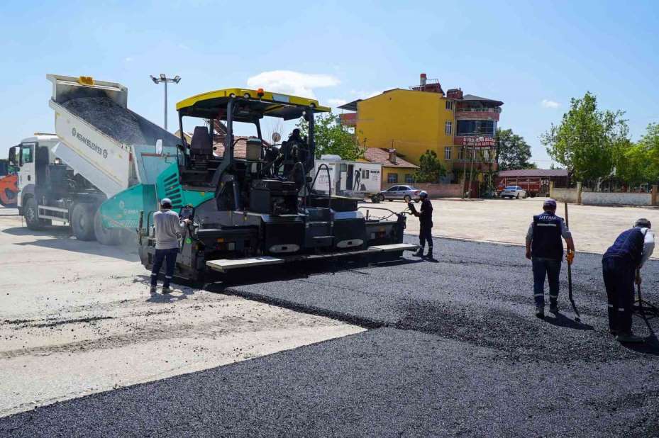 Başkan Kavuş, Meram’ın yoğun asfalt mesaisini denetledi