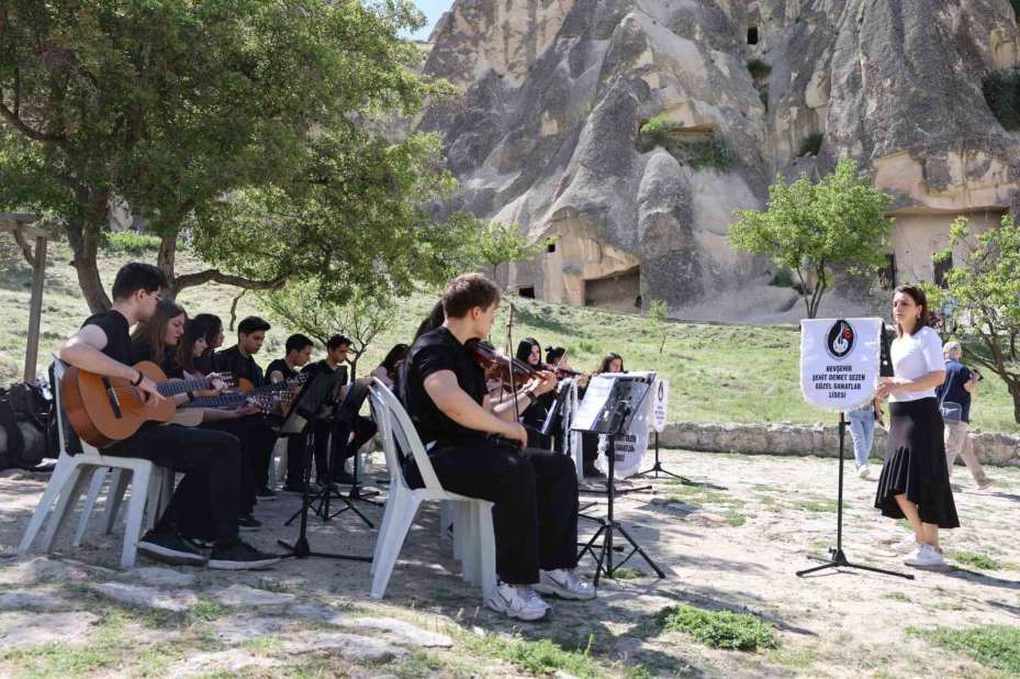 Öğrencilerden turistlere konser