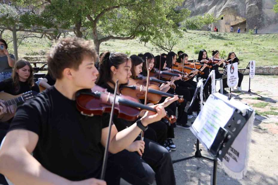 Öğrencilerden turistlere konser
