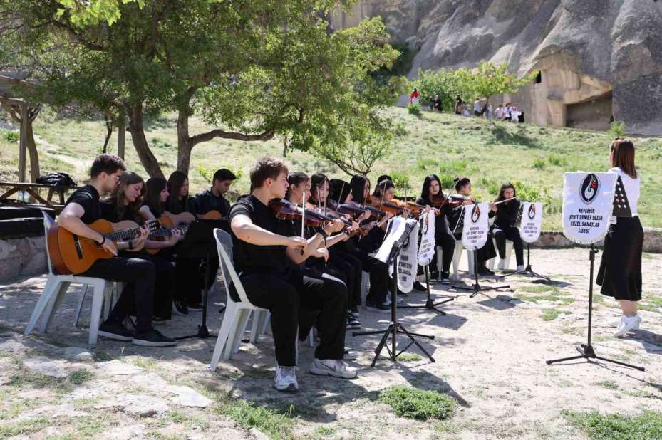 Öğrencilerden turistlere konser