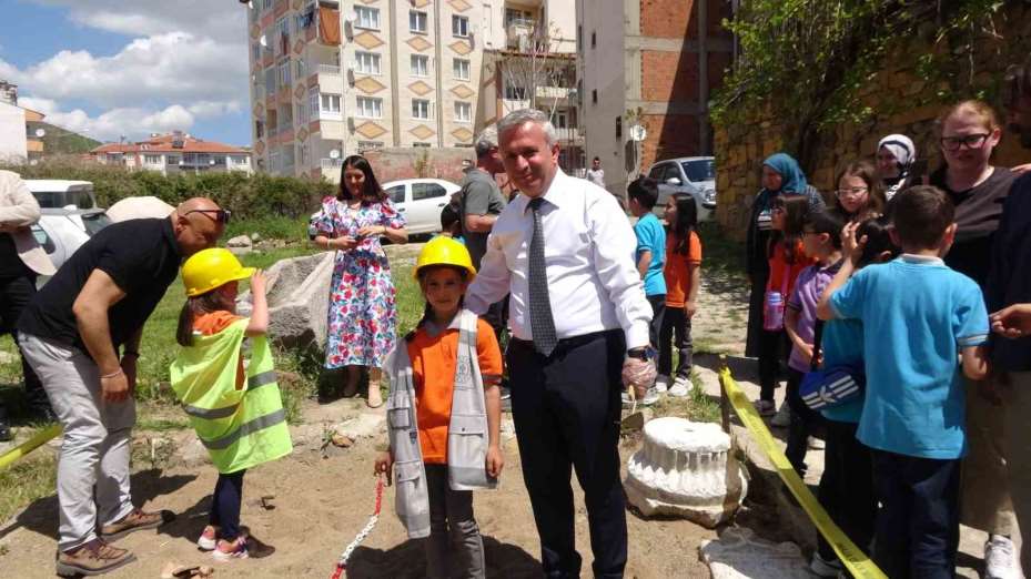 Geleceğin arkeologları olan minikler, Yozgat Müzesi’nde örnek kazı yaptı