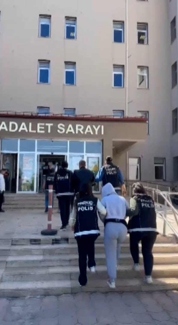 Sivas’ta 13 bin 821 sentetik ecza hap ele geçirildi: 3 tutuklama