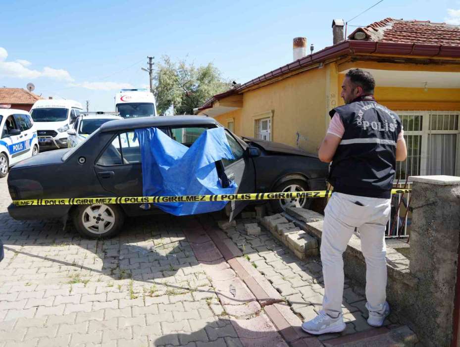 Kırıkkale’de otomobil eve çarptı: Kalp krizi geçiren sürücü hayatını kaybetti