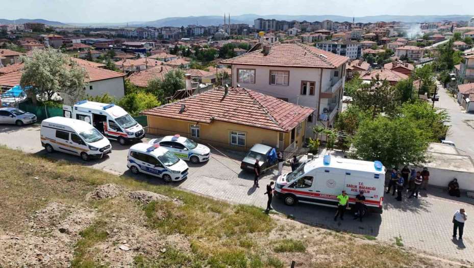 Kırıkkale’de otomobil eve çarptı: Kalp krizi geçiren sürücü hayatını kaybetti