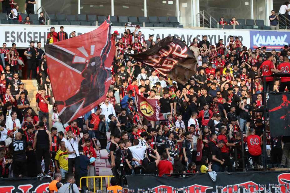 Şampiyonluğunu stadında kutlayan Eskişehirspor taraftarından siyah-kırmızı manzaralar