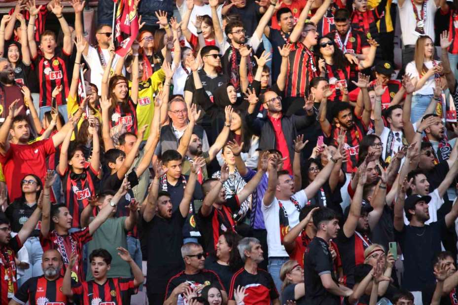 Şampiyonluğunu stadında kutlayan Eskişehirspor taraftarından siyah-kırmızı manzaralar