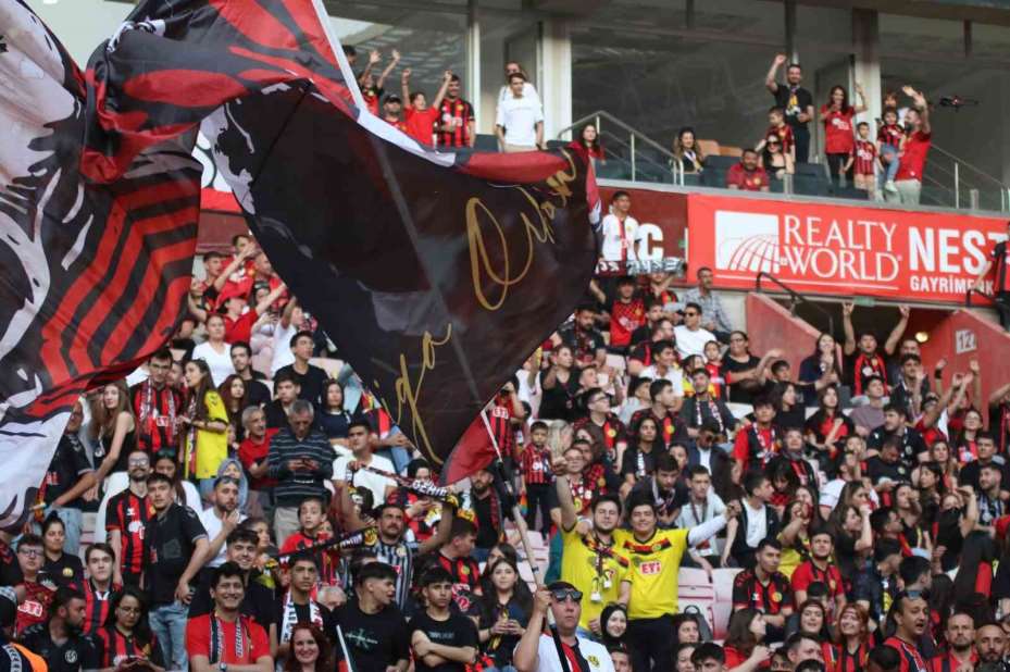 Şampiyonluğunu stadında kutlayan Eskişehirspor taraftarından siyah-kırmızı manzaralar