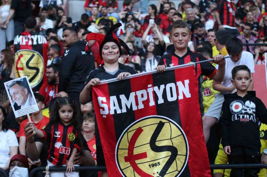 Şampiyonluğunu stadında kutlayan Eskişehirspor taraftarından siyah-kırmızı manzaralar