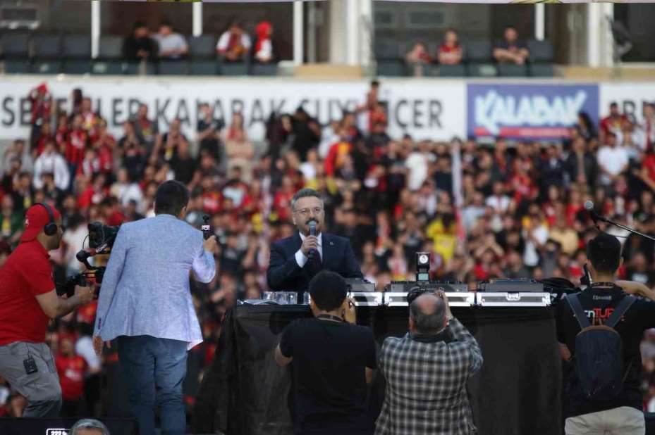Şampiyonluğunu stadında kutlayan Eskişehirspor taraftarından siyah-kırmızı manzaralar