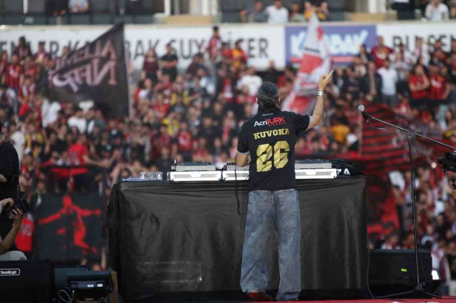 Şampiyonluğunu stadında kutlayan Eskişehirspor taraftarından siyah-kırmızı manzaralar